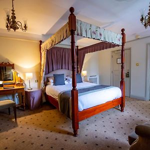 Zimmer mit Kingsize-Bett
